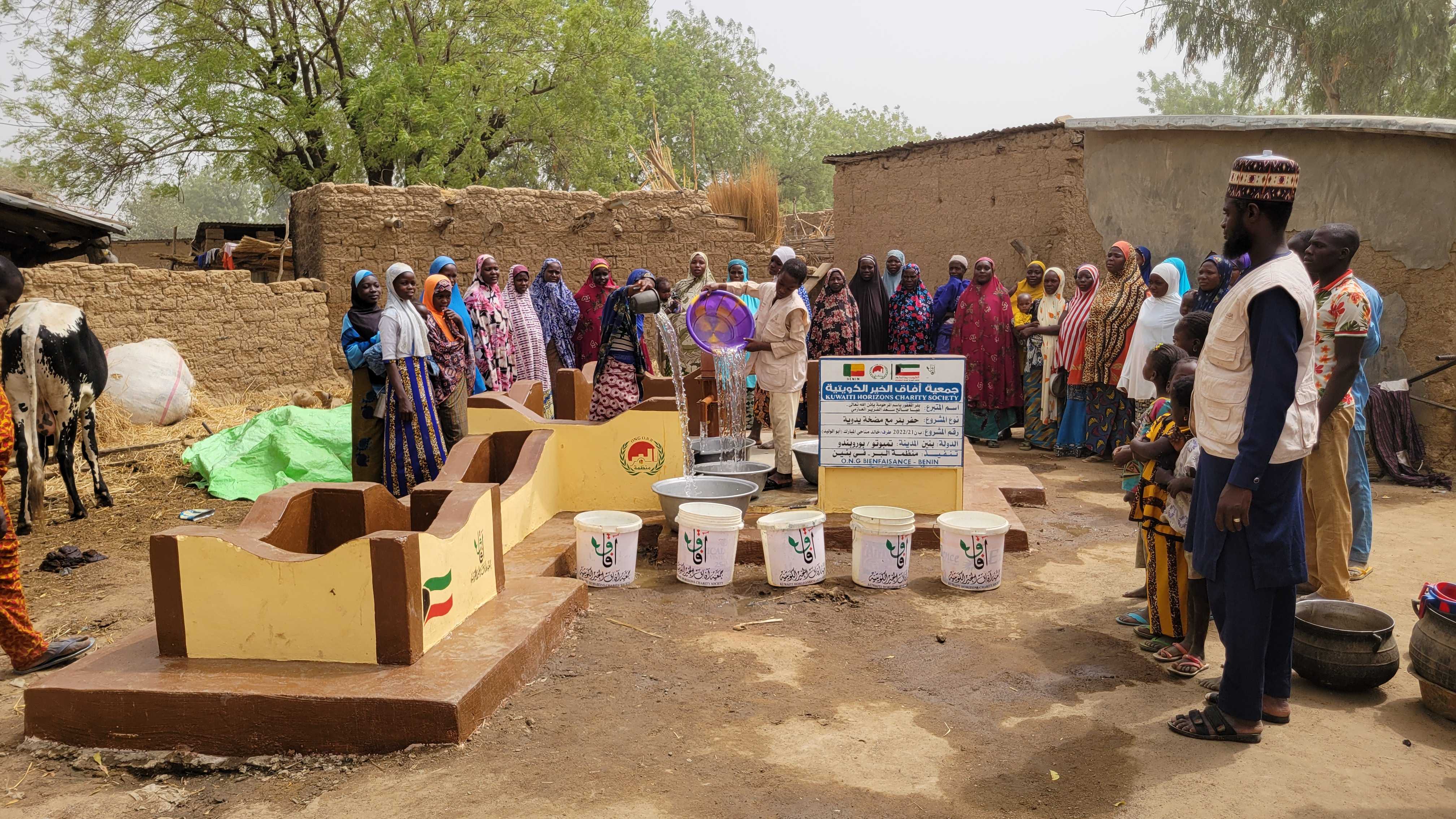 بئر مع مضخة يدوية - بنين